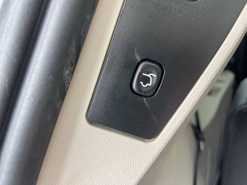 Used 2014 Chrysler Town & Country Touring-L FWD image 28