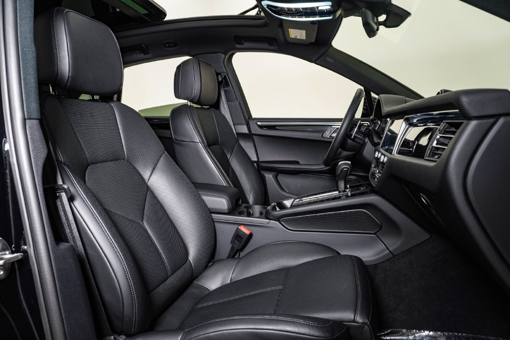 Certified 2026 Porsche Macan AWD/4WD image 15