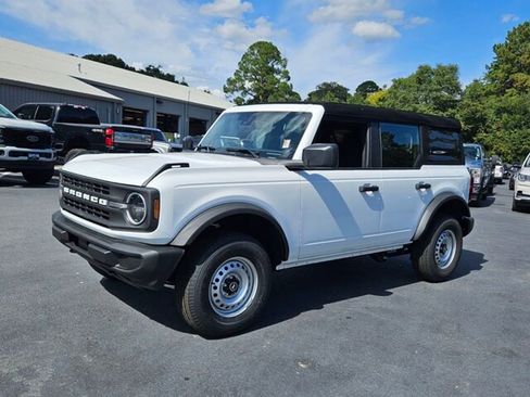 New 2025 Ford Bronco Base image 3