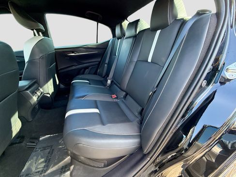 Used 2025 Toyota Camry SE w/ Convenience Package image 20