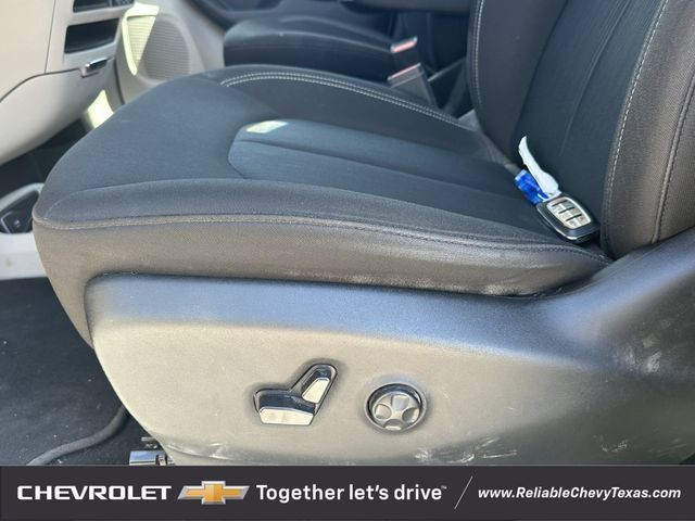 Used 2022 Chrysler Voyager LX FWD image 24