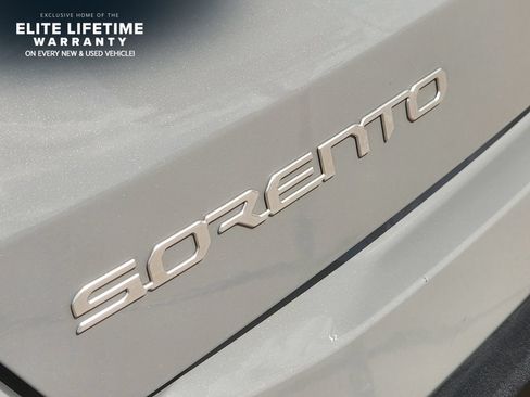 Certified 2025 Kia Sorento EX w/ Panoramic Sunroof Package FWD image 9