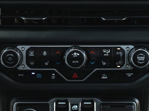 Used 2024 Jeep Wrangler Sahara image 30