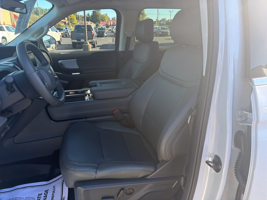 Used 2026 Ford Expedition Active AWD/4WD image 3