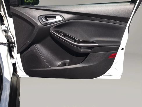 Used 2018 Ford Focus SE w/ SE Appearance Package FWD image 41