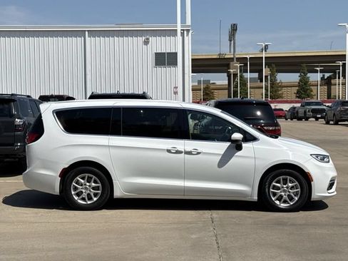 Used 2023 Chrysler Pacifica Touring-L FWD image 3