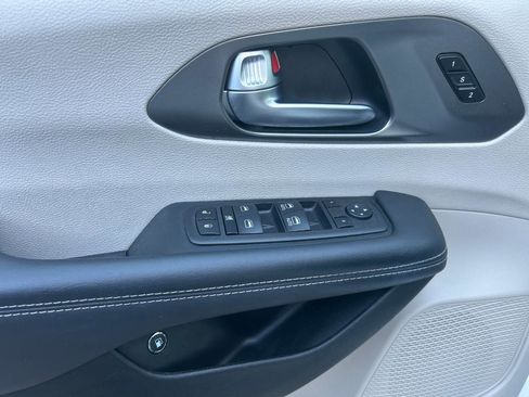 Used 2023 Chrysler Pacifica Touring-L image 11
