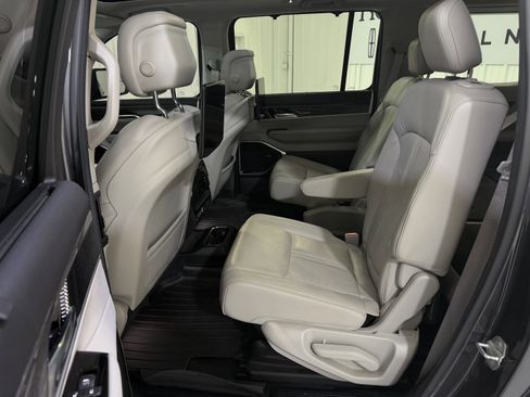 Used 2022 Jeep Wagoneer Series III w/ Premium Group I AWD/4WD image 7