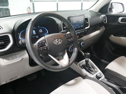 Used 2024 Hyundai Venue SEL image 9