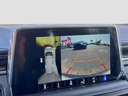 Used 2024 GMC Yukon XL SLT w/ SLT Luxury Package image 18