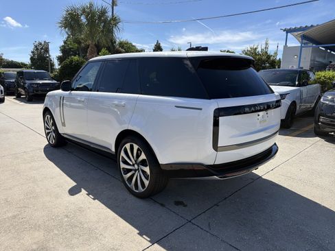 Used 2025 Land Rover Range Rover SE AWD/4WD image 4