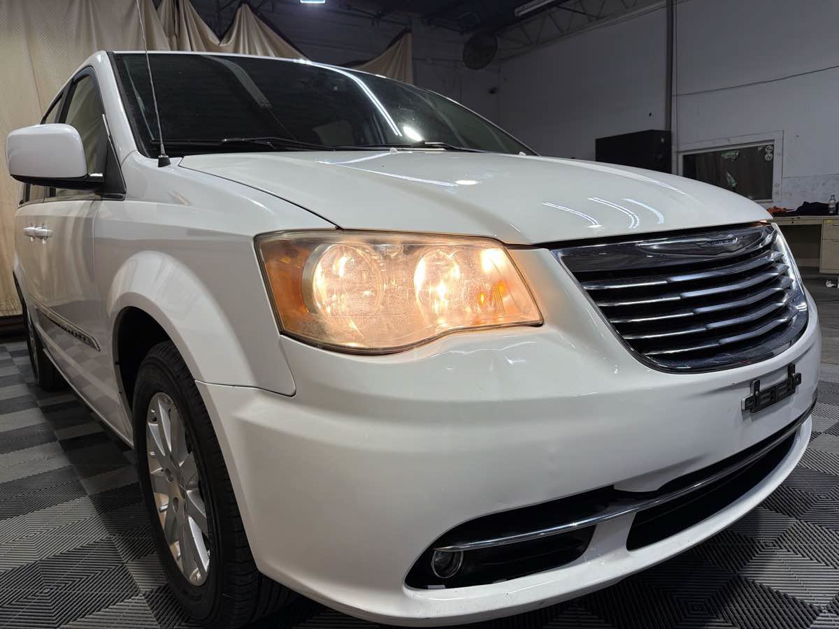 Used 2014 Chrysler Town & Country Touring FWD image 6
