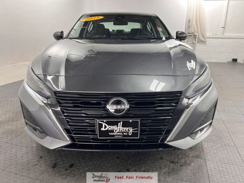 Used 2025 Nissan Altima 2.5 SV FWD image 2