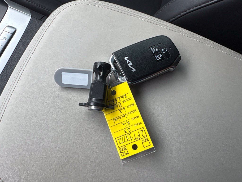 Used 2023 Kia Carnival LX FWD image 12