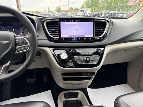 Used 2023 Chrysler Pacifica Touring-L FWD image 24