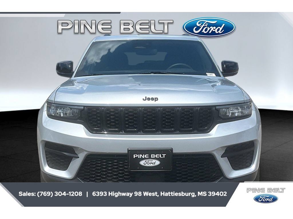 Used 2023 Jeep Grand Cherokee Altitude AWD/4WD image 3