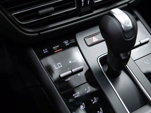 Certified 2026 Porsche Macan AWD/4WD image 26