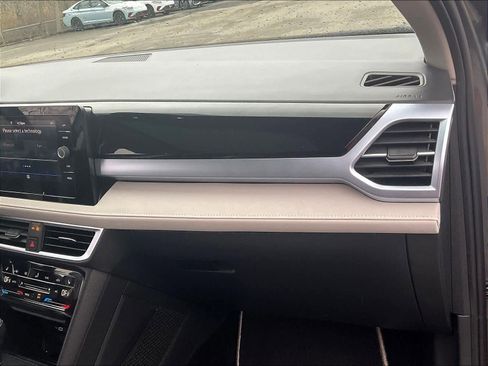 Used 2025 Volkswagen Taos SE w/ Panoramic Sunroof Package image 13