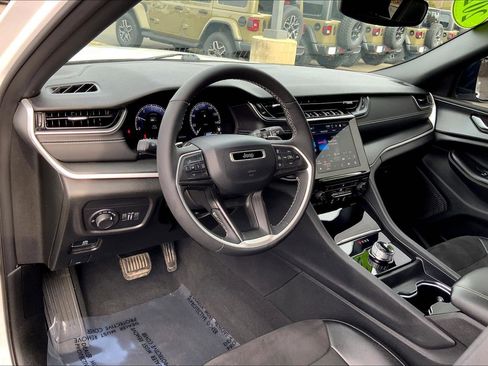 Used 2023 Jeep Grand Cherokee Altitude image 15