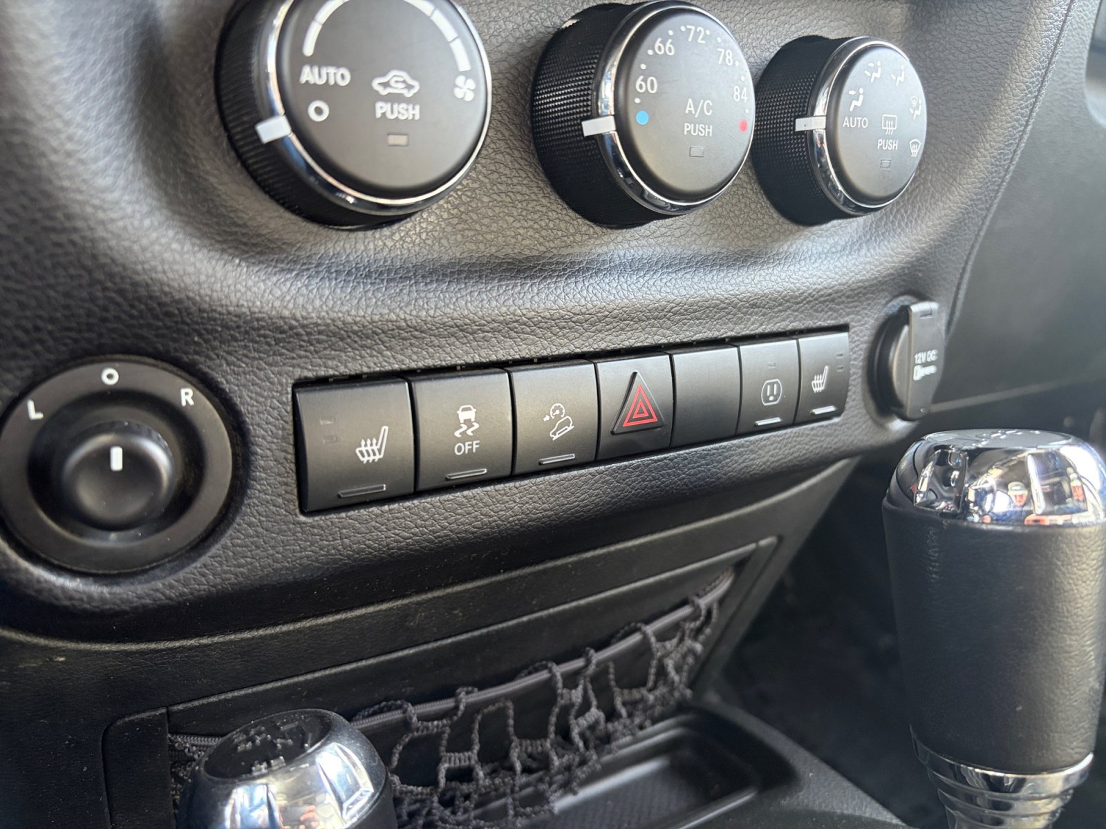 Used 2018 Jeep Wrangler Unlimited Sahara w/ Connectivity Group AWD/4WD image 24