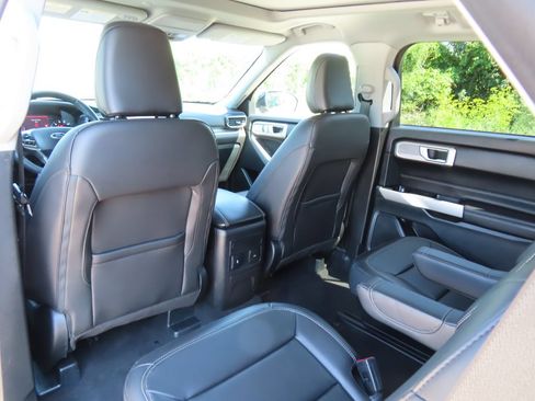 Used 2024 Ford Explorer XLT w/ Equipment Group 202A AWD/4WD image 28