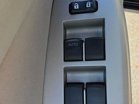 Used 2013 Toyota Corolla LE FWD image 17