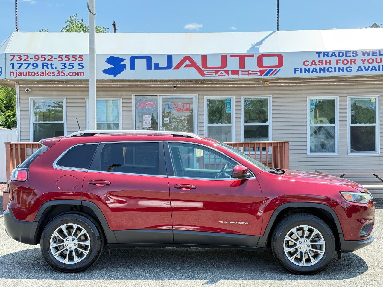 Used 2019 Jeep Cherokee Latitude Plus w/ Comfort/Convenience Group AWD/4WD image 3