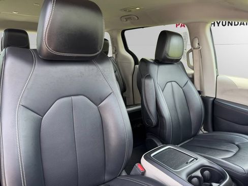 Used 2024 Chrysler Pacifica Touring-L FWD image 13