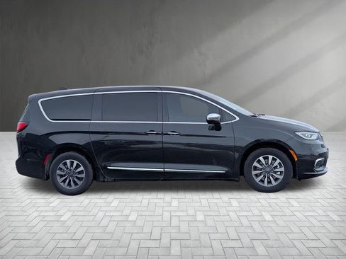 Used 2023 Chrysler Pacifica Limited image 11