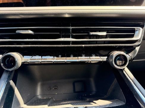 Used 2025 Chevrolet Traverse LT FWD image 16