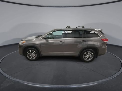 Used 2017 Toyota Highlander XLE w/ Carpet Mat Package AWD/4WD image 5