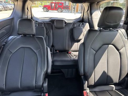 New 2027 Chrysler Pacifica Select AWD/4WD image 11