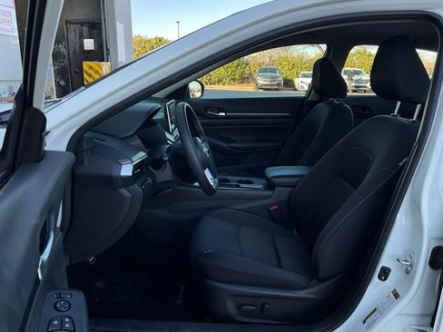 Used 2025 Nissan Altima 2.5 SV image 10