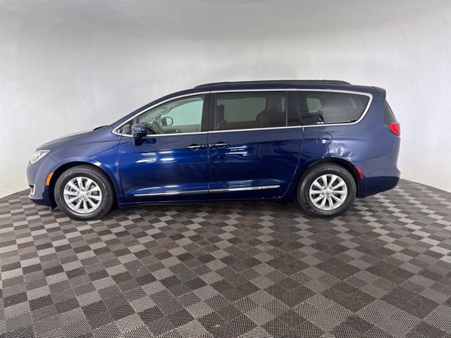 Used 2017 Chrysler Pacifica Touring-L FWD image 10