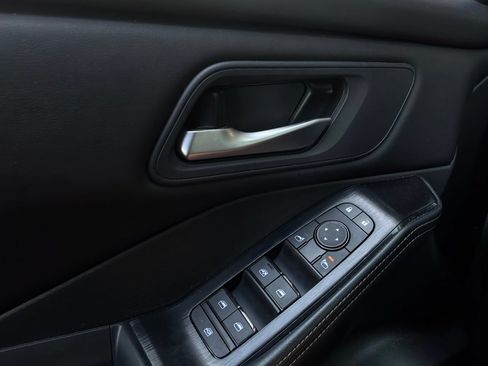Used 2025 Nissan Rogue SV FWD image 21