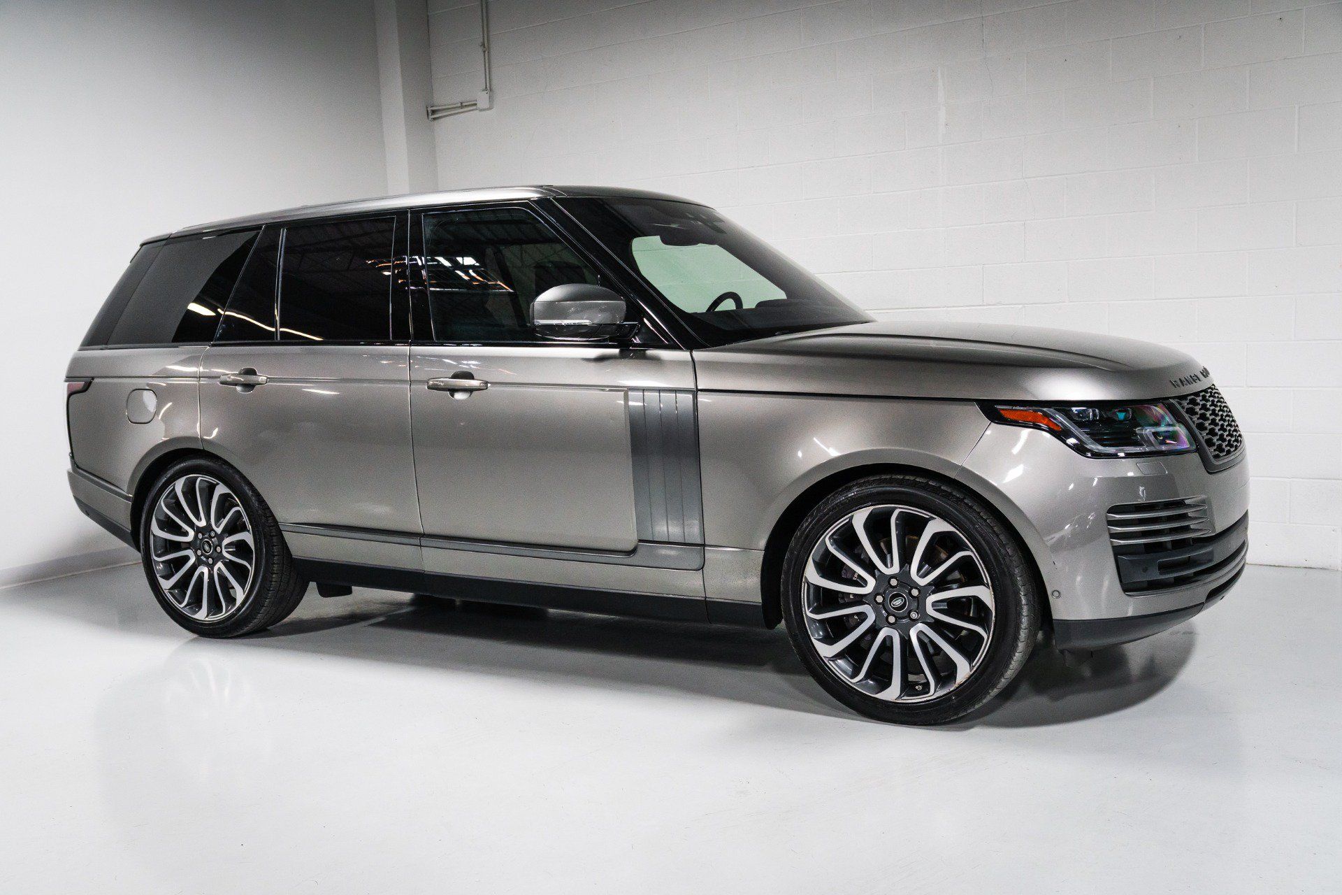 Used 2018 Land Rover Range Rover HSE AWD/4WD image 1
