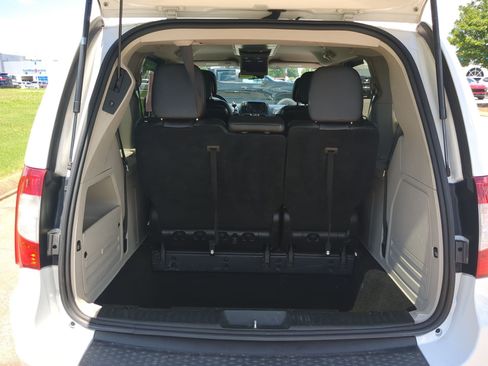 Used 2016 Chrysler Town & Country Touring FWD image 23