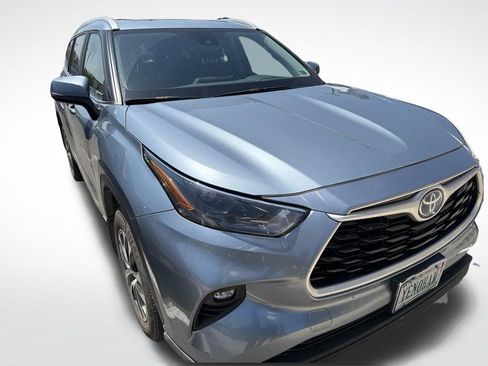 Used 2023 Toyota Highlander XLE AWD/4WD image 2