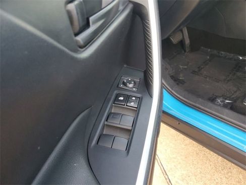 Used 2019 Toyota RAV4 LE image 20