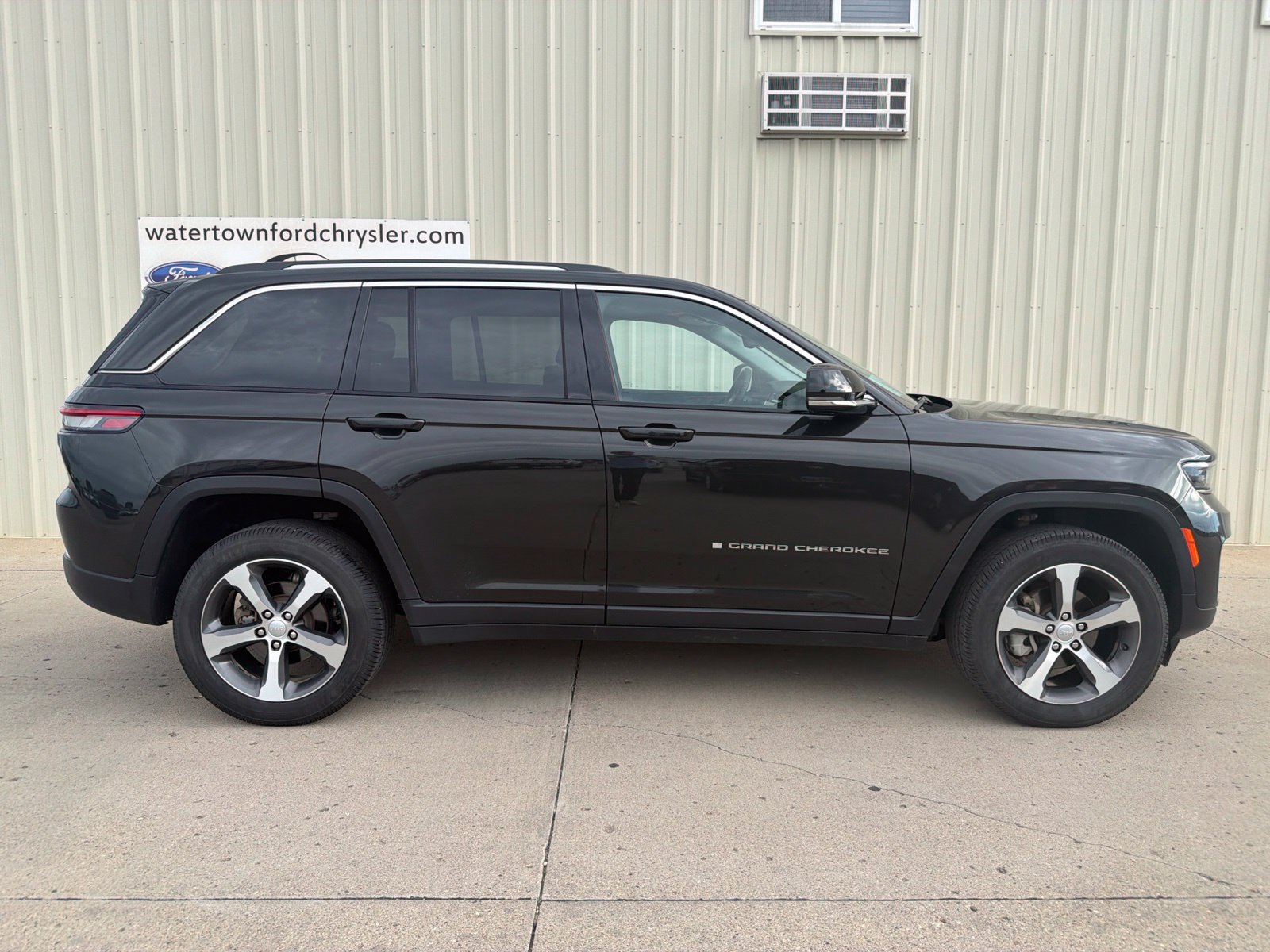 Used 2023 Jeep Grand Cherokee Limited AWD/4WD image 1