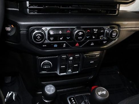 Used 2025 Jeep Wrangler Unlimited Sahara image 21