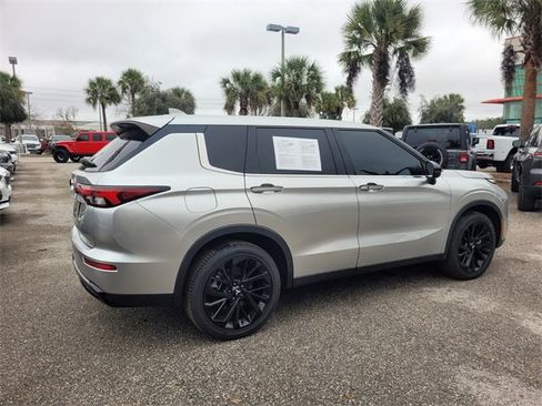 Used 2022 Mitsubishi Outlander SE image 13