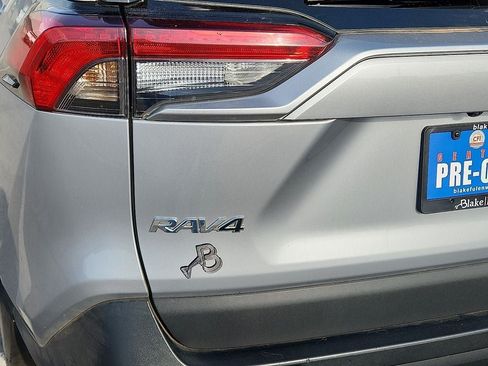 Used 2021 Toyota RAV4 XLE w/ Convenience Package FWD image 9