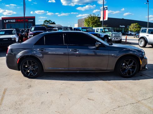 Used 2023 Chrysler 300 Touring L image 10