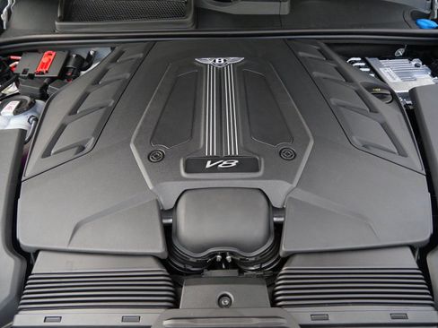 Used 2025 Bentley Bentayga image 23