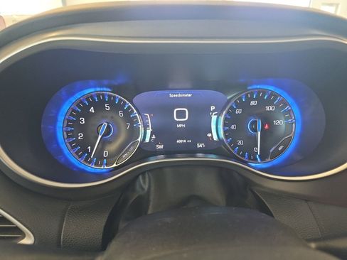 Used 2023 Chrysler Pacifica Touring-L FWD image 11