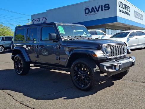 Used 2025 Jeep Wrangler Unlimited Sahara w/ Safety Group AWD/4WD image 3