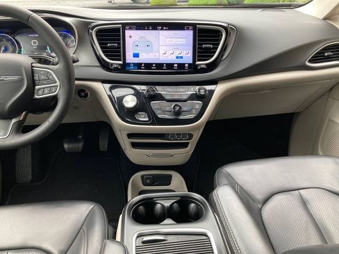 Used 2023 Chrysler Pacifica Touring-L FWD image 23