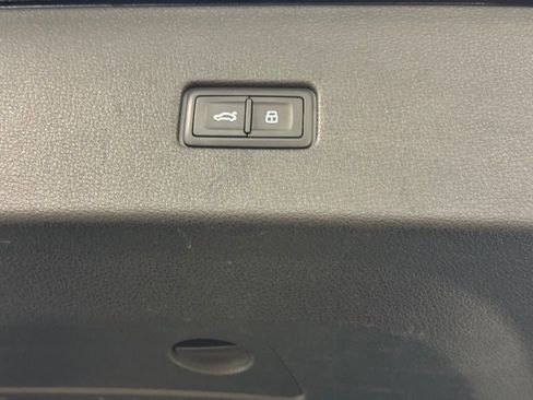 Used 2019 Audi Q8 Prestige w/ Luxury Package image 27