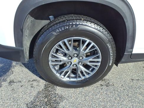 Used 2025 Chevrolet Traverse LT image 6